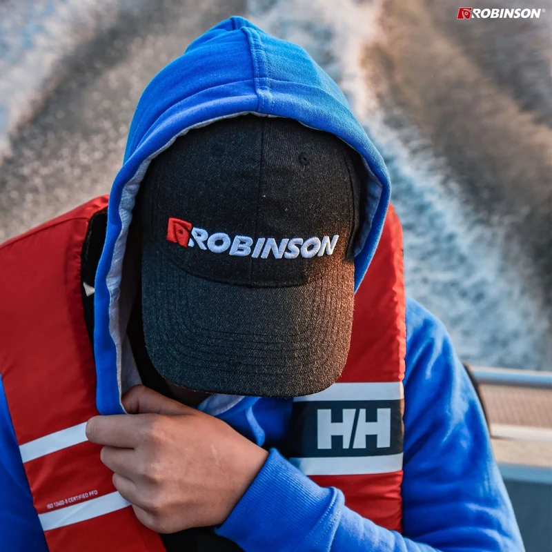 Шапки Шапка с козирка ROBINSON / R14
