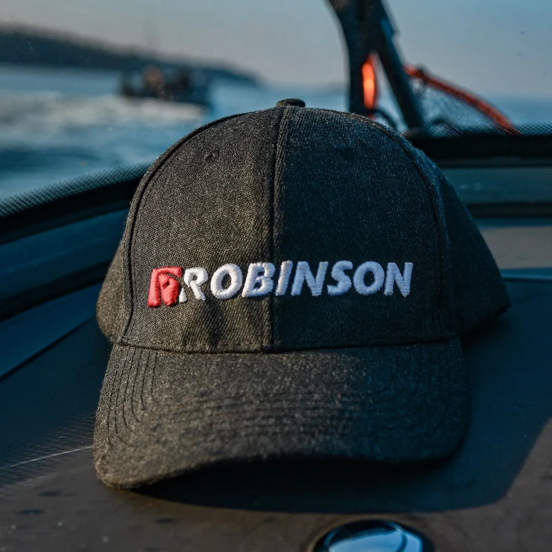 Шапки Шапка с козирка ROBINSON / R14